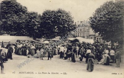 Carte postale ancienne La Place du Marché — Montargis (Loiret)