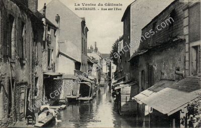 Carte postale ancienne La Venise du Gâtinais - Rue sur l'Eau — Montargis (Loiret)