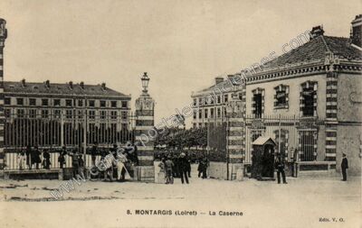 Carte postale ancienne La Caserne — Montargis (Loiret)