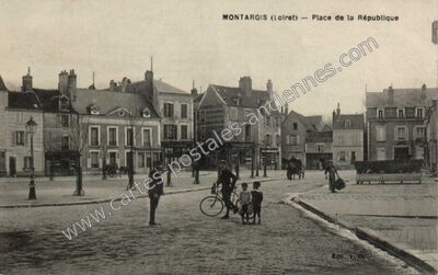 Carte postale ancienne Place de la République — Montargis (Loiret)