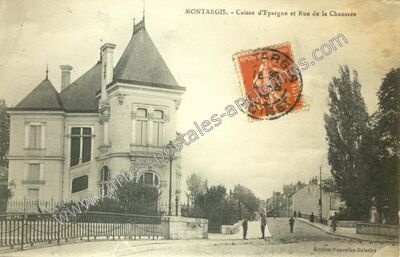 Carte postale ancienne Caisse d'Epargne et Rue de la Chaussée — Montargis (Loiret)