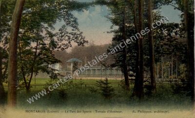 Carte postale ancienne Le Parc des Sports - Terrain d'Honneur — Montargis (Loiret)