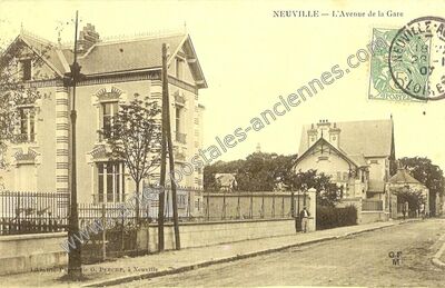Carte postale ancienne L'Avenue de la Gare — Neuville-aux-Bois (Loiret)