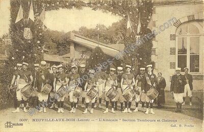 Carte postale ancienne L'Amicale " Section Tambours et Clairons — Neuville-aux-Bois (Loiret)