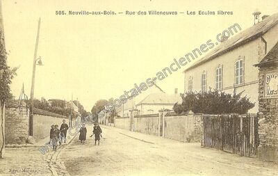 Carte postale ancienne Rue des Villeneuve - Les Ecoles libres — Neuville-aux-Bois (Loiret)