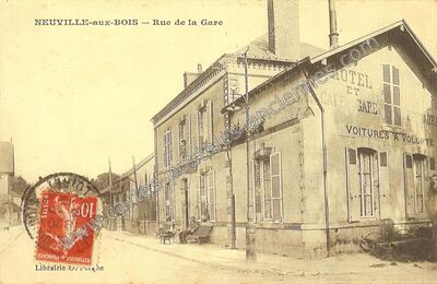 Carte postale ancienne Rue de la Gare — Neuville-aux-Bois (Loiret)