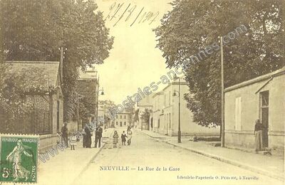 Carte postale ancienne La Rue de la Gare — Neuville-aux-Bois (Loiret)