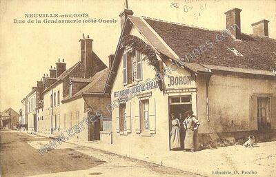 Carte postale ancienne Rue de la Gendarmerie (côté Ouest) — Neuville-aux-Bois (Loiret)