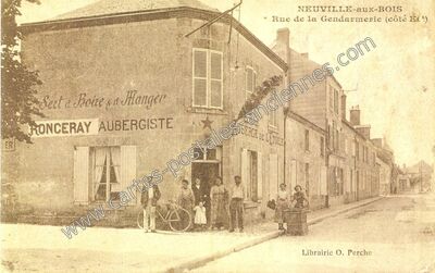 Carte postale ancienne Rue de la Gendarmerie — Neuville-aux-Bois (Loiret)