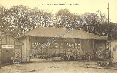 Carte postale ancienne La Halle — Neuville-aux-Bois (Loiret)