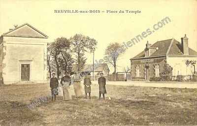 Carte postale ancienne Place du Temple — Neuville-aux-Bois (Loiret)