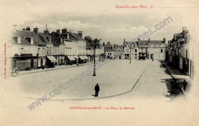 Carte postale ancienne La Place du Martroi — Neuville-aux-Bois (Loiret)