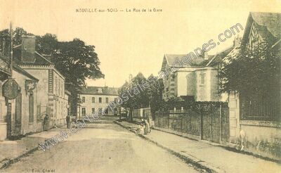 Carte postale ancienne La Rue de la Gare — Neuville-aux-Bois (Loiret)