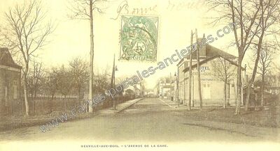 Carte postale ancienne L'Avenue de la Gare — Neuville-aux-Bois (Loiret)