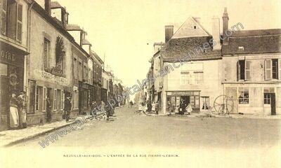 Carte postale ancienne L'entrée de la rue Pierre-Lebrun — Neuville-aux-Bois (Loiret)