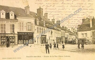 Carte postale ancienne Entrée de la Rue Pierre Lebrun — Neuville-aux-Bois (Loiret)