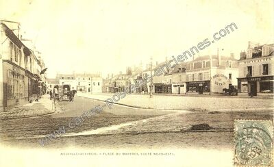 Carte postale ancienne Place du Martroi, (côté Nord-Est) — Neuville-aux-Bois (Loiret)