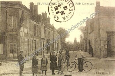 Carte postale ancienne Rue Félix Desnoyers — Neuville-aux-Bois (Loiret)
