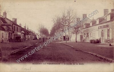 Carte postale ancienne Avenue de la Gare — Nogent-sur-Vernisson (Loiret)