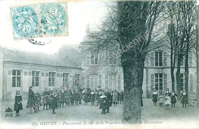 Carte postale ancienne Pensionnat N.-D. de la Providence.- Cour de Récréation — Olivet (Loiret)