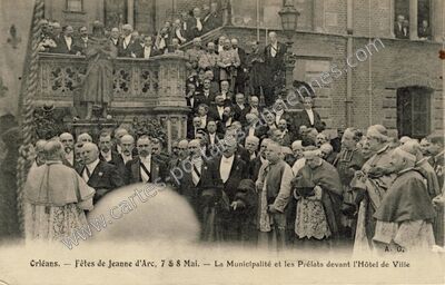 Carte postale ancienne Fêtes de Jeanne d'Arc, 7 & 8 Mai. — La Municipalité et les Prélats devant l'Hôtel de Ville — Orléans (Loiret)