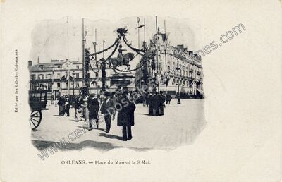 Carte postale ancienne Place du Martroi le 8 Mai — Orléans (Loiret)