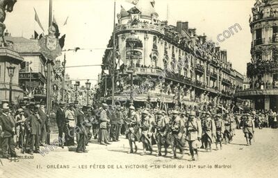 Carte postale ancienne Les Fêtes de la Victoire – Le Défilé du 131° sur le Martroi — Orléans (Loiret)