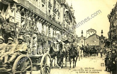 Carte postale ancienne Les Fêtes de la Victoire Le Défilé de l'Artillerie — Orléans (Loiret)