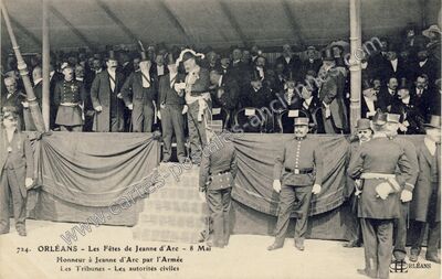 Carte postale ancienne Les Fêtes de Jeanne d'Arc - 8 Mai / Honneur à Jeanne d'Arc par l'Armée / Les Tribunes — Orléans (Loiret)