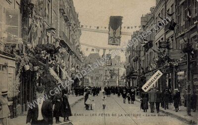 Carte postale ancienne Les Fêtes de la Victoire - La rue Bannier — Orléans (Loiret)
