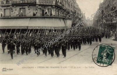 Carte postale ancienne Fêtes de Jeanne d'Arc 7 et 8 Mai – Le Défilé — Orléans (Loiret)