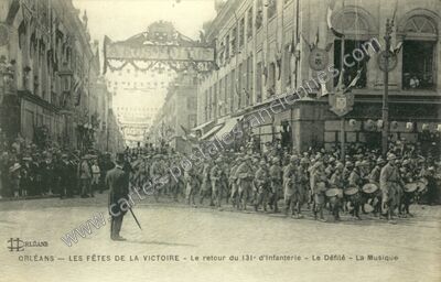 Carte postale ancienne Les Fêtes de la Victoire — Le retour du 131° d'Infanterie — Le Défilé — La Musique — Orléans (Loiret)