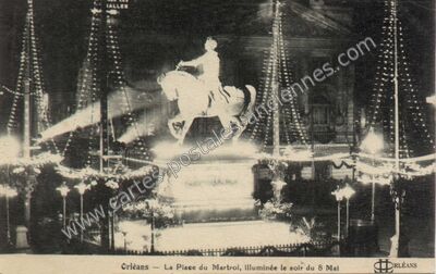 Carte postale ancienne La Place du Martroi, illuminée le soir du 8 Mai — Orléans (Loiret)