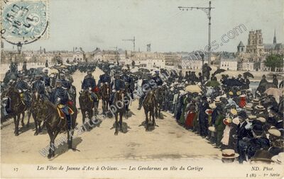 Carte postale ancienne Les Fêtes de Jeanne d'Arc — Les Gendarmes en tête du Cortège — Orléans (Loiret)