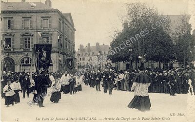 Carte postale ancienne Les Fêtes de Jeanne d'Arc. — Arrivée du Clergé sur la Place Sainte-Croix — Orléans (Loiret)
