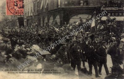 Carte postale ancienne Cortège des fêtes de Jeanne d'Arc. Société des Sauveteurs médaillés et Orphelinat Serenne — Orléans (Loiret)