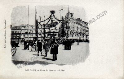 Carte postale ancienne Place du Martroi le 8 Mai — Orléans (Loiret)