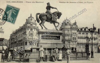 Carte postale ancienne Place du Martroi / Statue de Jeanne d'Arc, par Foyatier — Orléans (Loiret)