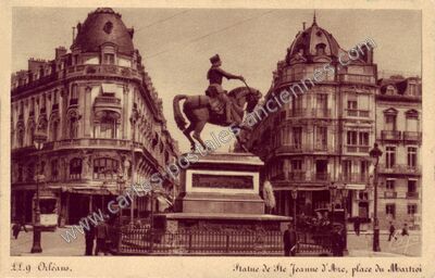 Carte postale ancienne Statue de Ste Jeanne d'Arc, place du Martroi — Orléans (Loiret)