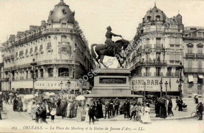 Carte postale ancienne La Place du Martroy et la Statue de Jeanne d'Arc — Orléans (Loiret)