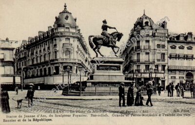 Carte postale ancienne La Place du Martroi. Statue de Jeanne d'Arc. Bas-reliefs — Orléans (Loiret)