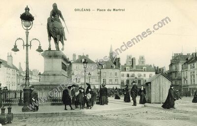 Carte postale ancienne Place du Martroi — Orléans (Loiret)