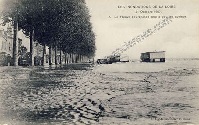 Carte postale ancienne Les inondations de la Loire — Orléans (Loiret)