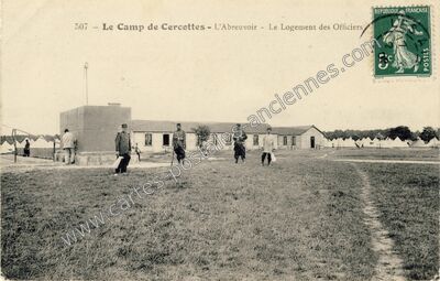Carte postale ancienne Le Camp de Cercottes - L'Abreuvoir - Le Logement des Officiers — Cercottes (Loiret)