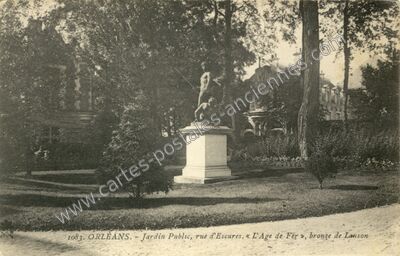 Carte postale ancienne Jardin Public, rue d'Escures. « L'Age de Fer », bronze de Lanson — Orléans (Loiret)