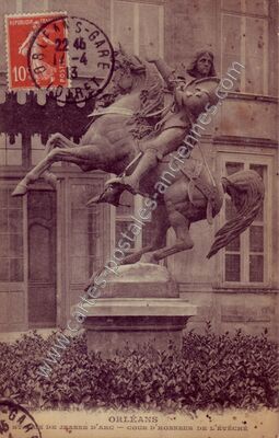 Carte postale ancienne Statue de Jeanne d'Arc — Cour d'Honneur de l'Évêché — Orléans (Loiret)