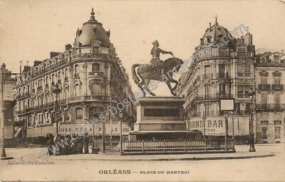 Carte postale ancienne Place du Martroi — Orléans (Loiret)