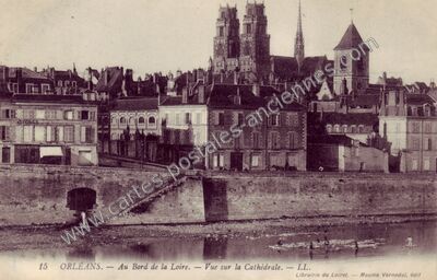 Carte postale ancienne Au Bord de la Loire. — Vue sur la Cathédrale — Orléans (Loiret)