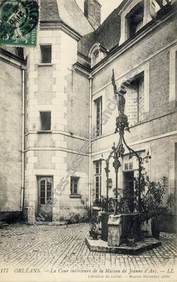 Carte postale ancienne La Cour intérieure de la Maison de Jeanne d'Arc — Orléans (Loiret)