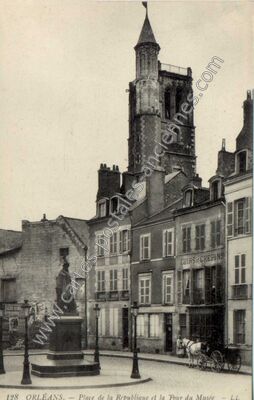 Carte postale ancienne Place de la République et la Tour du Musée — Orléans (Loiret)